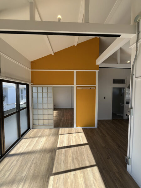 高台住宅B-6のLDK。約10.5帖のフラットな動線が特徴の室内