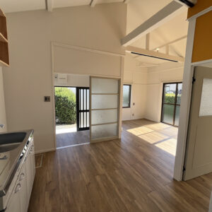 フラットな動線が心地よい、約10.5帖のLDK