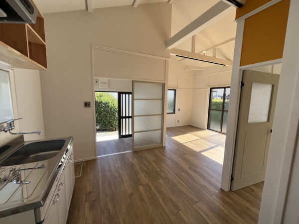 フラットな動線が心地よい、約10.5帖のLDK