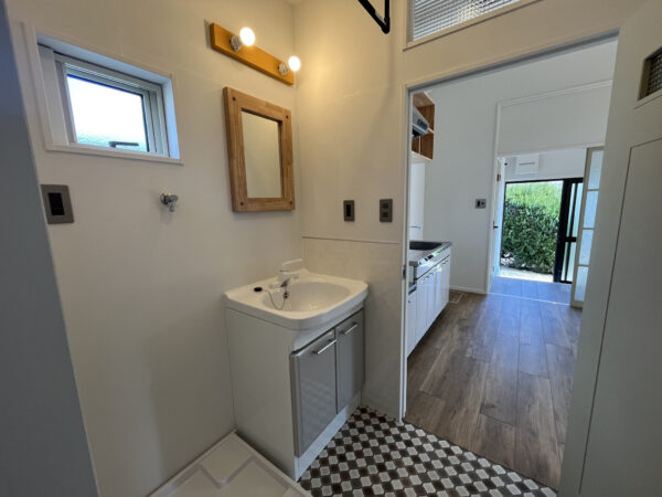 高台住宅B-6の洗面所。独立洗面台を備えたリノベーション済み空間