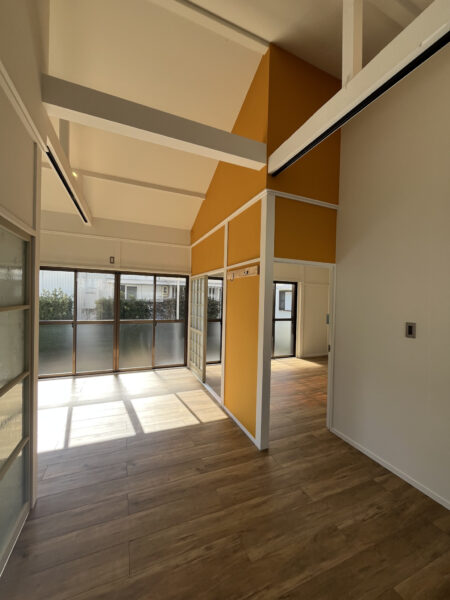 高台住宅B-6のLDK。約10.5帖のフラットな動線が特徴の室内