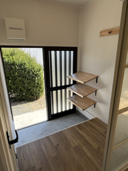 高台住宅B-6の外観。平屋のフラットハウスで専用庭のある賃貸住宅