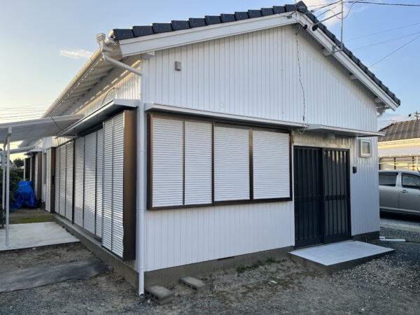 高台住宅B-6の外観。平屋のフラットハウスで専用庭のある賃貸住宅