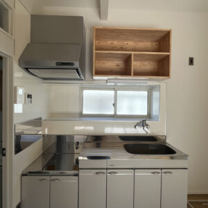 高台住宅B-6のキッチン。フルリノベーション済みで清潔感のある空間