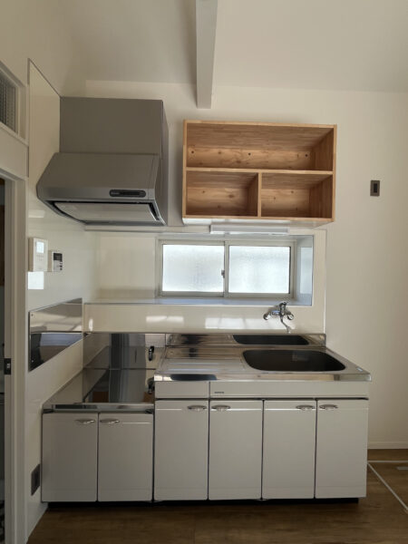 高台住宅B-6のキッチン。フルリノベーション済みで清潔感のある空間